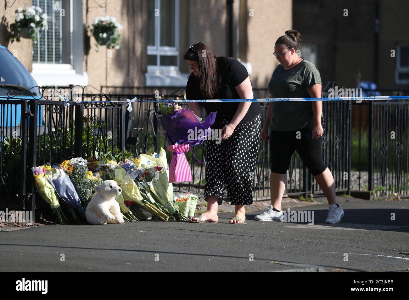 Blumen bei einem Brand in einer Wohnung in Paisley, Renfrewshire, starben drei Kinder im Krankenhaus nach dem Brand in der oberen Hütte Wohnung. Stockfoto
