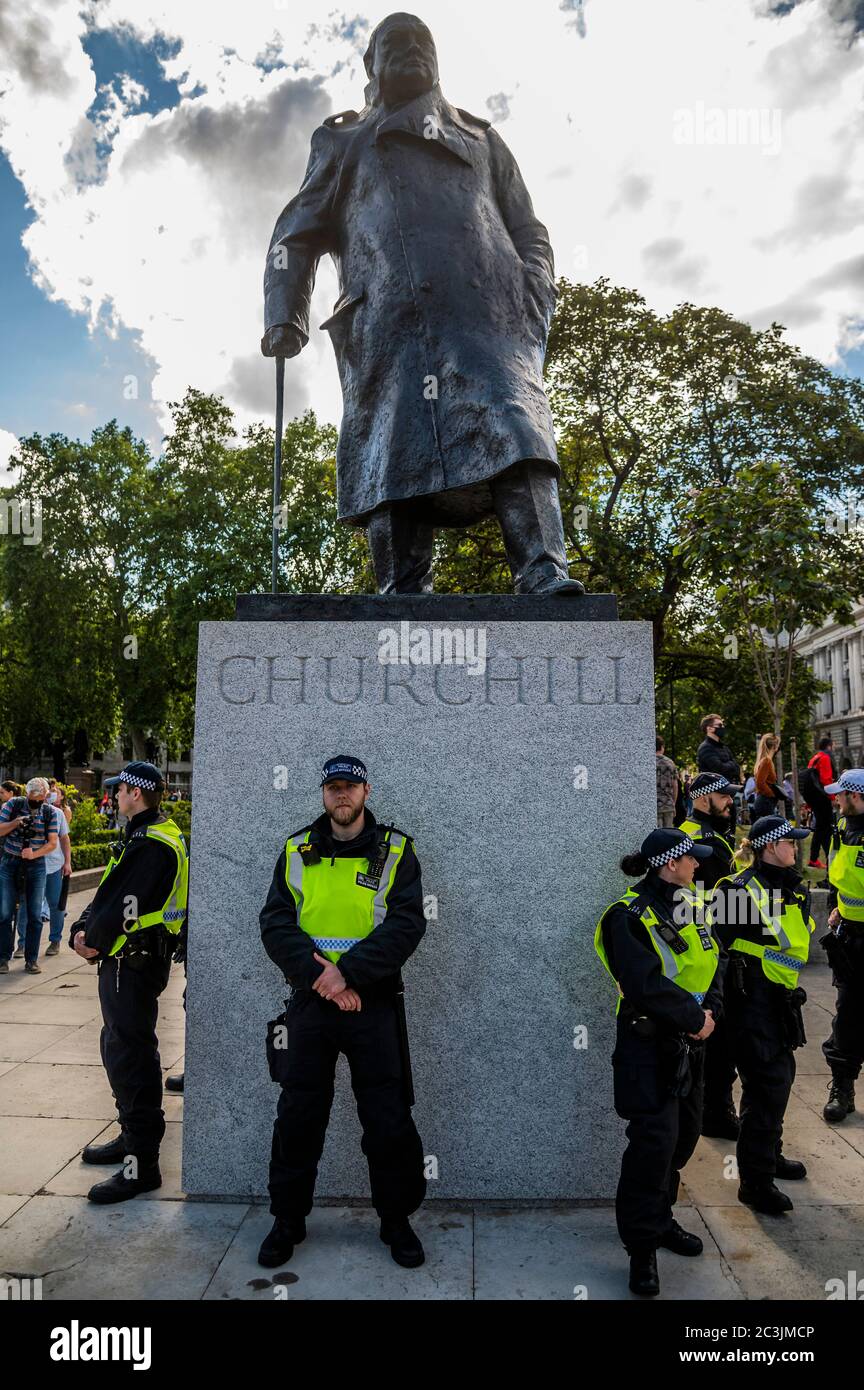 London, Großbritannien. Juni 2020. Die Churchill Statue auf dem parliament Square ist sauber und leicht bewacht, bevor die Black Lives Matter Protest auf den Tod von George Floyd, in Minneapolis zu reagieren. Die Lockerung der „Sperre“ für den Coronavirus (Covid 19) Ausbruch in London geht weiter. Kredit: Guy Bell/Alamy Live Nachrichten Stockfoto