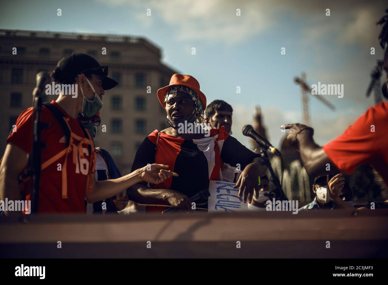 Barcelona, Spanien. Juni 2020. Immigranten protestieren für Dokumente und Vorschriften, nachdem sie einen schrittweisen Weg zur "neuen Normalität" gefunden haben, der eine landesweite strikte Sperre aufgrund der kontinuierlichen Ausbreitung des Corona-Virus zurückführt. Illegale Migranten ohne Dokumente gehören zu den am stärksten von der sich abmüchelnden Wirtschaft durch das Corona-Virus betroffenen Migranten, während sie von allen staatlichen Beihilfeprogrammen ausgeschlossen bleiben. Quelle: Matthias Oesterle/Alamy Live News Stockfoto