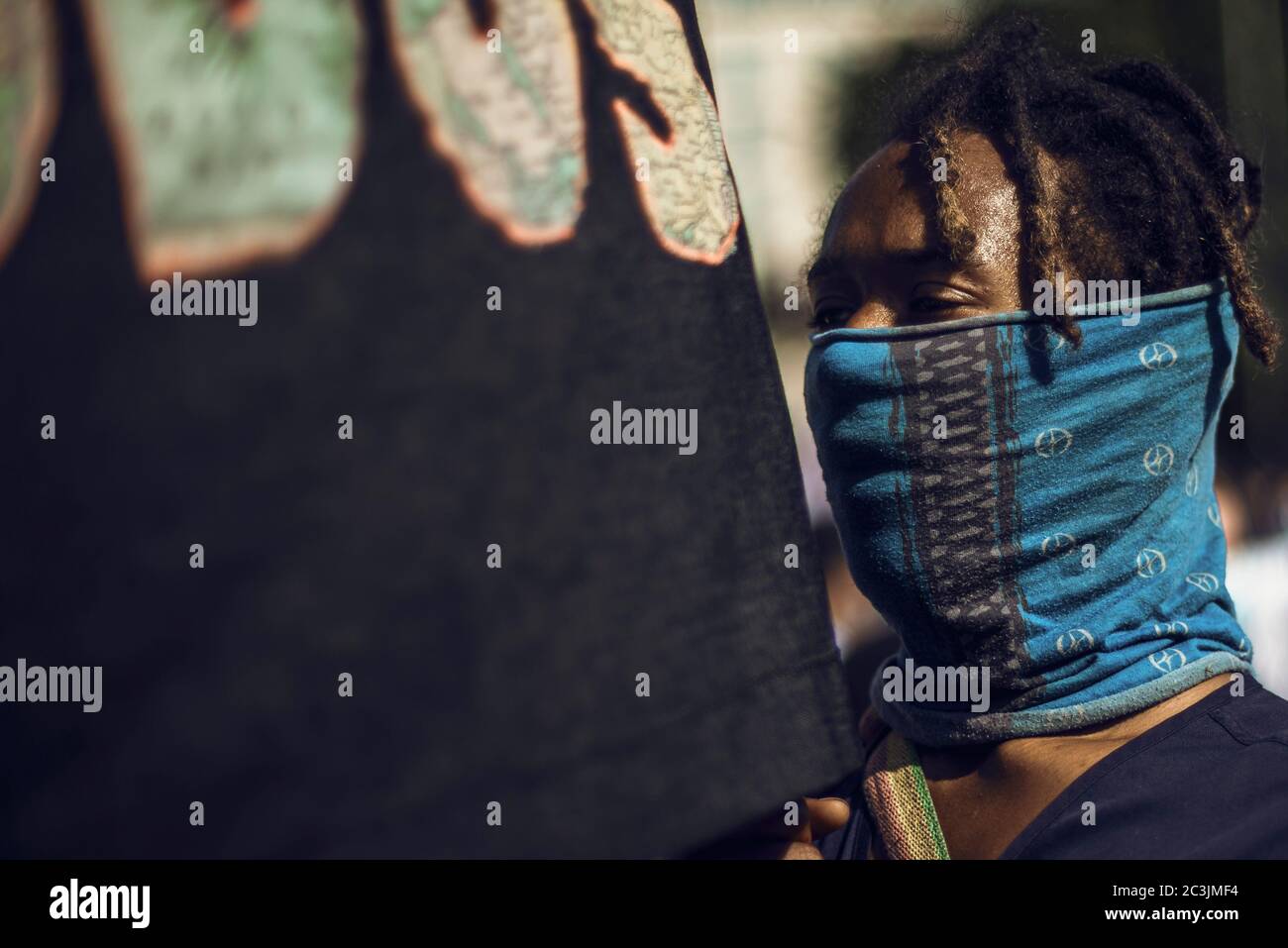 Barcelona, Spanien. Juni 2020. Ein Einwanderer protestiert für Dokumente und Vorschriften mit einem Banner nach Abschluss eines allmählichen Weges zur "neuen Normalität", der eine landesweite strenge Sperre aufgrund der kontinuierlichen Ausbreitung des Corona-Virus zurückrollt. Illegale Migranten ohne Dokumente gehören zu den am stärksten von der sich abmüchelnden Wirtschaft durch das Corona-Virus betroffenen Migranten, während sie von allen staatlichen Beihilfeprogrammen ausgeschlossen bleiben. Quelle: Matthias Oesterle/Alamy Live News Stockfoto