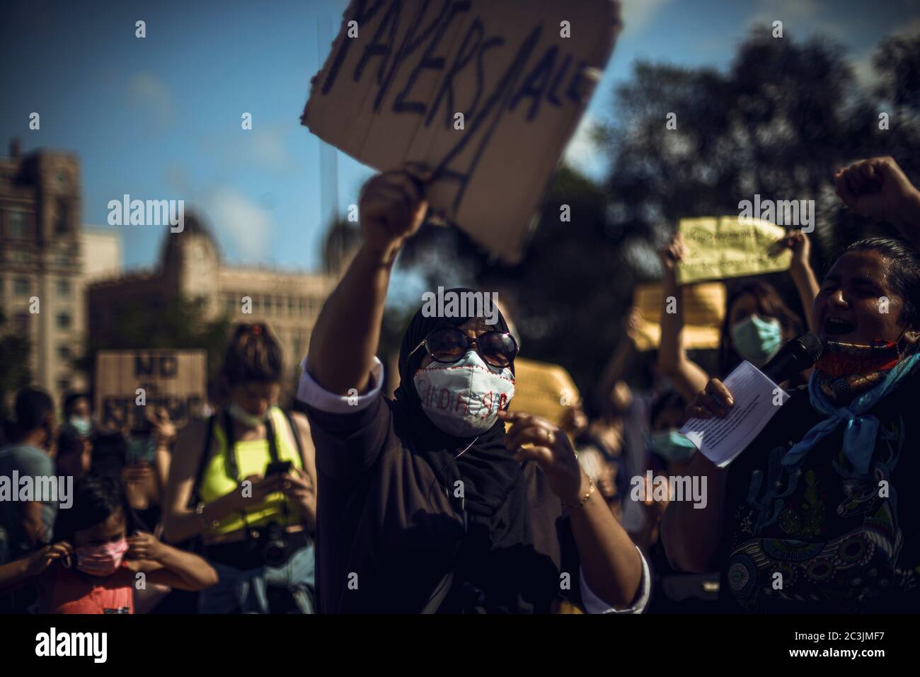 Barcelona, Spanien. Juni 2020. Ein Einwanderer protestiert für Dokumente und Vorschriften mit einem Plakat, nachdem ein allmählicher Weg zur "neuen Normalität" abgeschlossen wurde, der eine landesweite strikte Sperre aufgrund der kontinuierlichen Ausbreitung des Corona-Virus zurückführt. Illegale Migranten ohne Dokumente gehören zu den am stärksten von der sich abmüchelnden Wirtschaft durch das Corona-Virus betroffenen Migranten, während sie von allen staatlichen Beihilfeprogrammen ausgeschlossen bleiben. Quelle: Matthias Oesterle/Alamy Live News Stockfoto