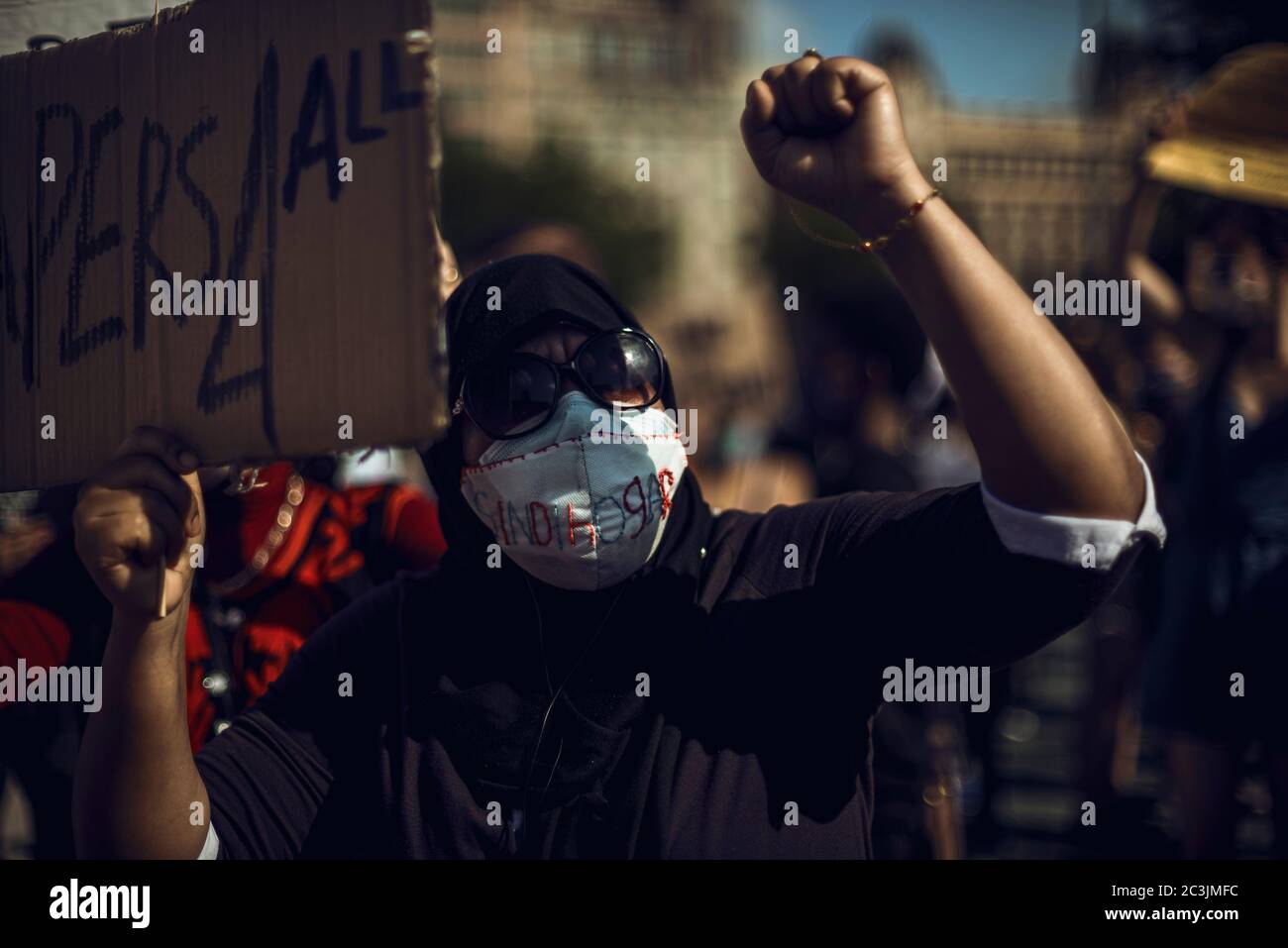 Barcelona, Spanien. Juni 2020. Ein Einwanderer protestiert für Dokumente und Vorschriften mit einem Plakat, nachdem ein allmählicher Weg zur "neuen Normalität" abgeschlossen wurde, der eine landesweite strikte Sperre aufgrund der kontinuierlichen Ausbreitung des Corona-Virus zurückführt. Illegale Migranten ohne Dokumente gehören zu den am stärksten von der sich abmüchelnden Wirtschaft durch das Corona-Virus betroffenen Migranten, während sie von allen staatlichen Beihilfeprogrammen ausgeschlossen bleiben. Quelle: Matthias Oesterle/Alamy Live News Stockfoto