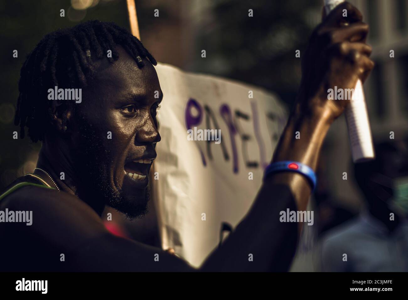 Barcelona, Spanien. Juni 2020. Ein Einwanderer protestiert für Dokumente und Vorschriften, die Slogans rufen, nachdem ein allmählicher Weg zur "neuen Normalität" abgeschlossen wurde, der eine landesweite strikte Sperre aufgrund der kontinuierlichen Ausbreitung des Corona-Virus zurückführt. Illegale Migranten ohne Dokumente gehören zu den am stärksten von der sich abmüchelnden Wirtschaft durch das Corona-Virus betroffenen Migranten, während sie von allen staatlichen Beihilfeprogrammen ausgeschlossen bleiben. Quelle: Matthias Oesterle/Alamy Live News Stockfoto