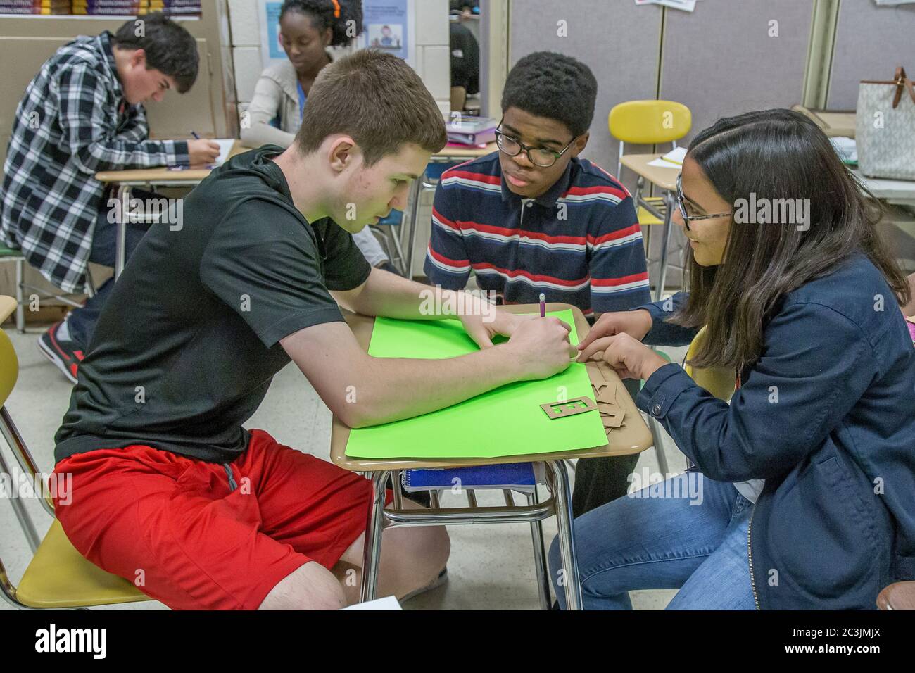 Schüler der High School arbeiten zusammen in einem Klassenzimmer Stockfoto