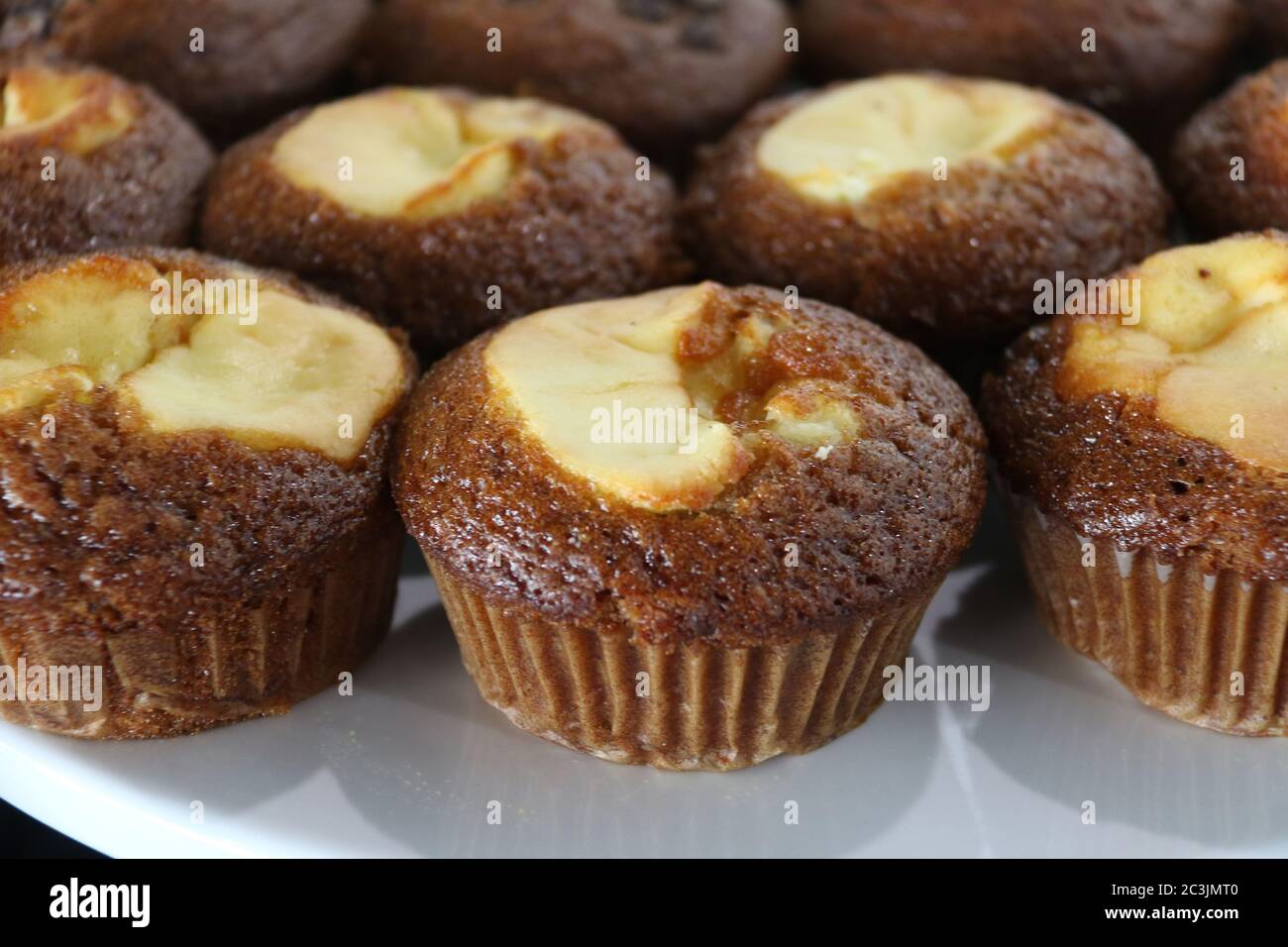 Apfelmuffins auf einem Kuchenblech Stockfoto