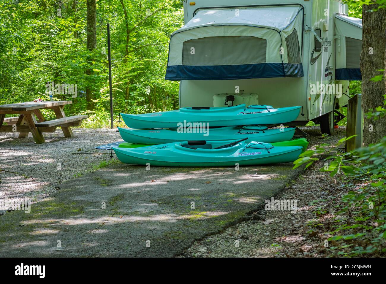 Kajaks auf einem Campingwagen in einem Nationalwald gestapelt Stockfoto