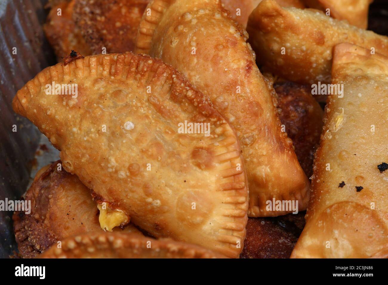 Käse und Fleisch Empanadas auf einem Straßenmarkt Stockfoto