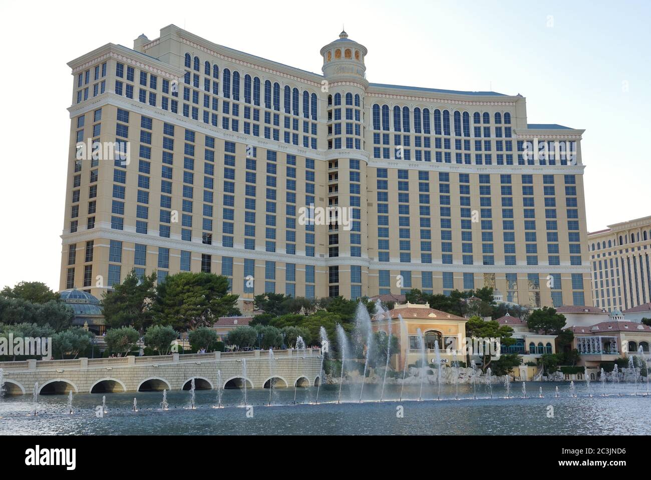LAS VEGAS, NV – 6. JUNI 2020 – Außenansicht des Bellagio, einem Luxushotel und Kasino am Strip in der Innenstadt von Las Vegas, USA. Stockfoto