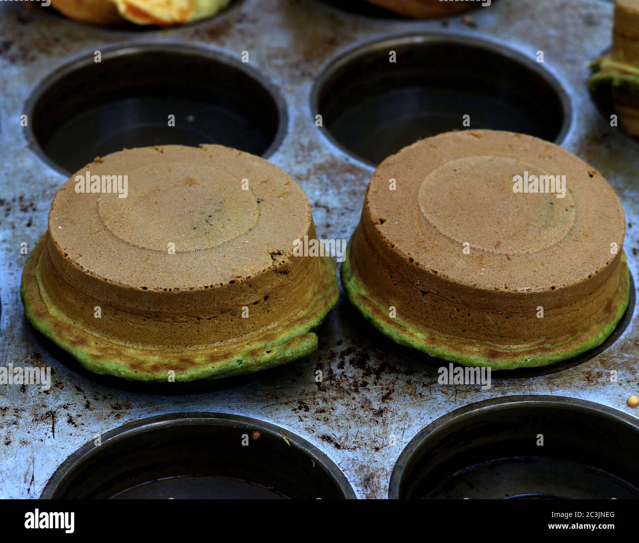 Schokoladensplitter-Mousse-Kuchen mit Schokolade Minze Eis in einer Muffin-Pfanne Stockfoto
