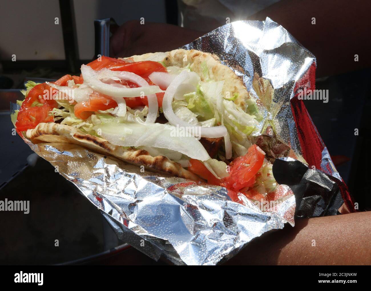 Ein Gyro-Sandwich gefüllt mit Lamm, Tomaten, weißen Zwiebeln, Salat auf Pita Brot Stockfoto