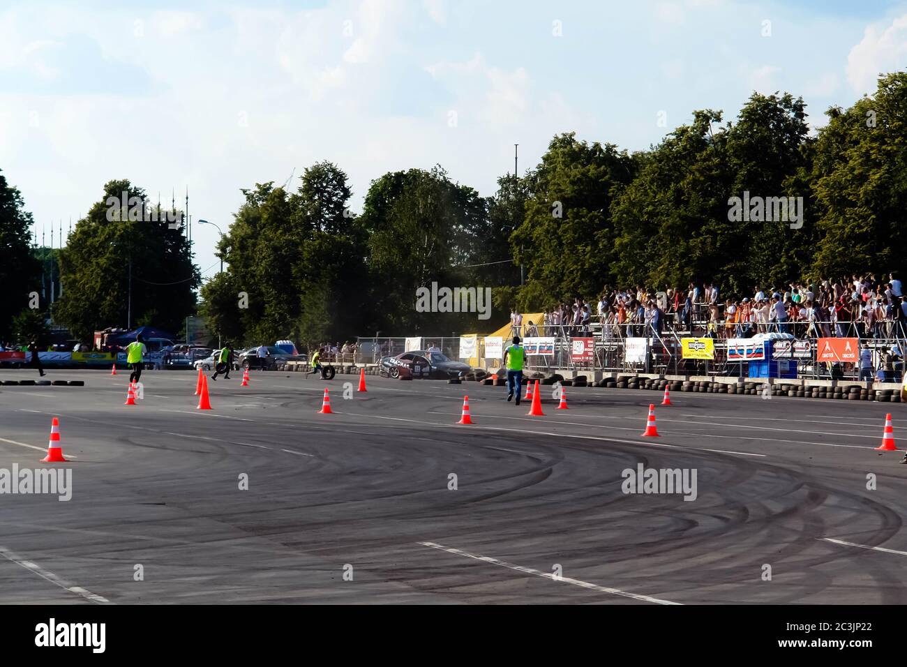 Moskau, Russland - 25. Mai 2019: Unfall auf der Rennstrecke. Black Drift Nissan stürzte in Betonblöcke. Die Leute laufen, um dem Rennfahrer zu helfen Stockfoto