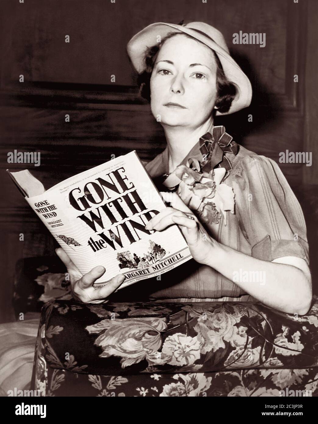 Margaret Munnerlyn Mitchell (1900-1949) war eine amerikanische Schriftstellerin und Journalistin aus Atlanta, Georgia, die den Roman Gone with the Wind aus der amerikanischen Bürgerkriegszeit schrieb, für den sie 1936 den National Book Award für den bedeutendsten Roman und 1937 den Pulitzer Prize for Fiction gewann. Stockfoto