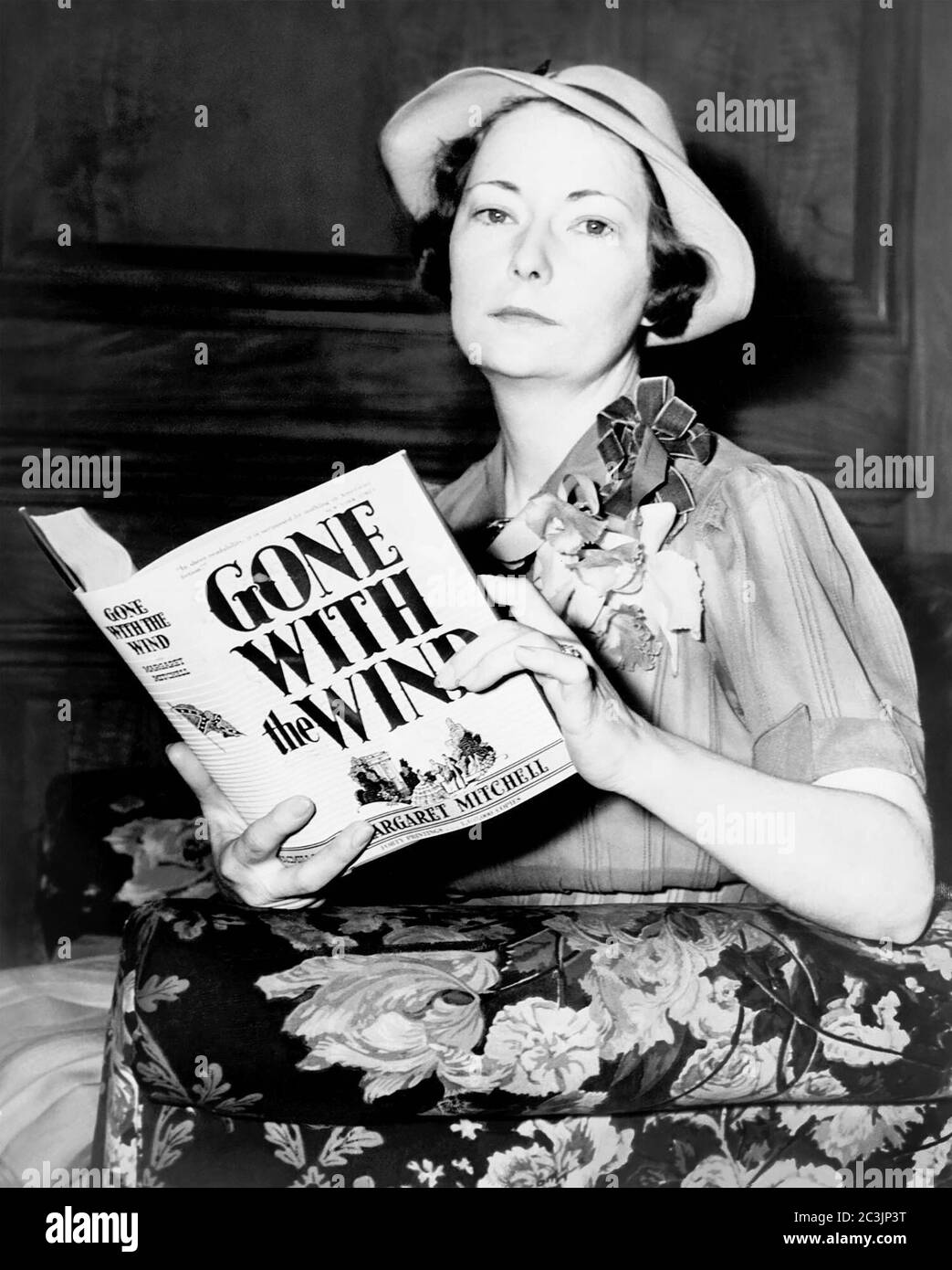 Margaret Munnerlyn Mitchell (1900-1949) war eine amerikanische Schriftstellerin und Journalistin aus Atlanta, Georgia, die den Roman Gone with the Wind aus der amerikanischen Bürgerkriegszeit schrieb, für den sie 1936 den National Book Award für den bedeutendsten Roman und 1937 den Pulitzer Prize for Fiction gewann. Stockfoto