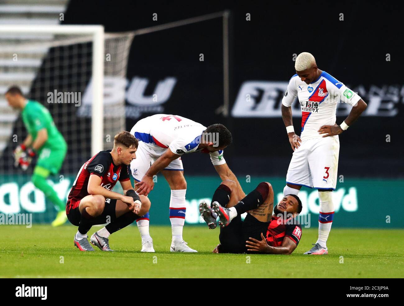 Bournemouth's Joshua King (rechts) liegt nach einer Herausforderung durch Gary Cahill (nicht abgebildet) von Crystal Palace auf dem Boden, bevor er während des Premier League-Spiels im Vitality Stadium in Bournemouth mit einer Verletzung losgeht. Stockfoto