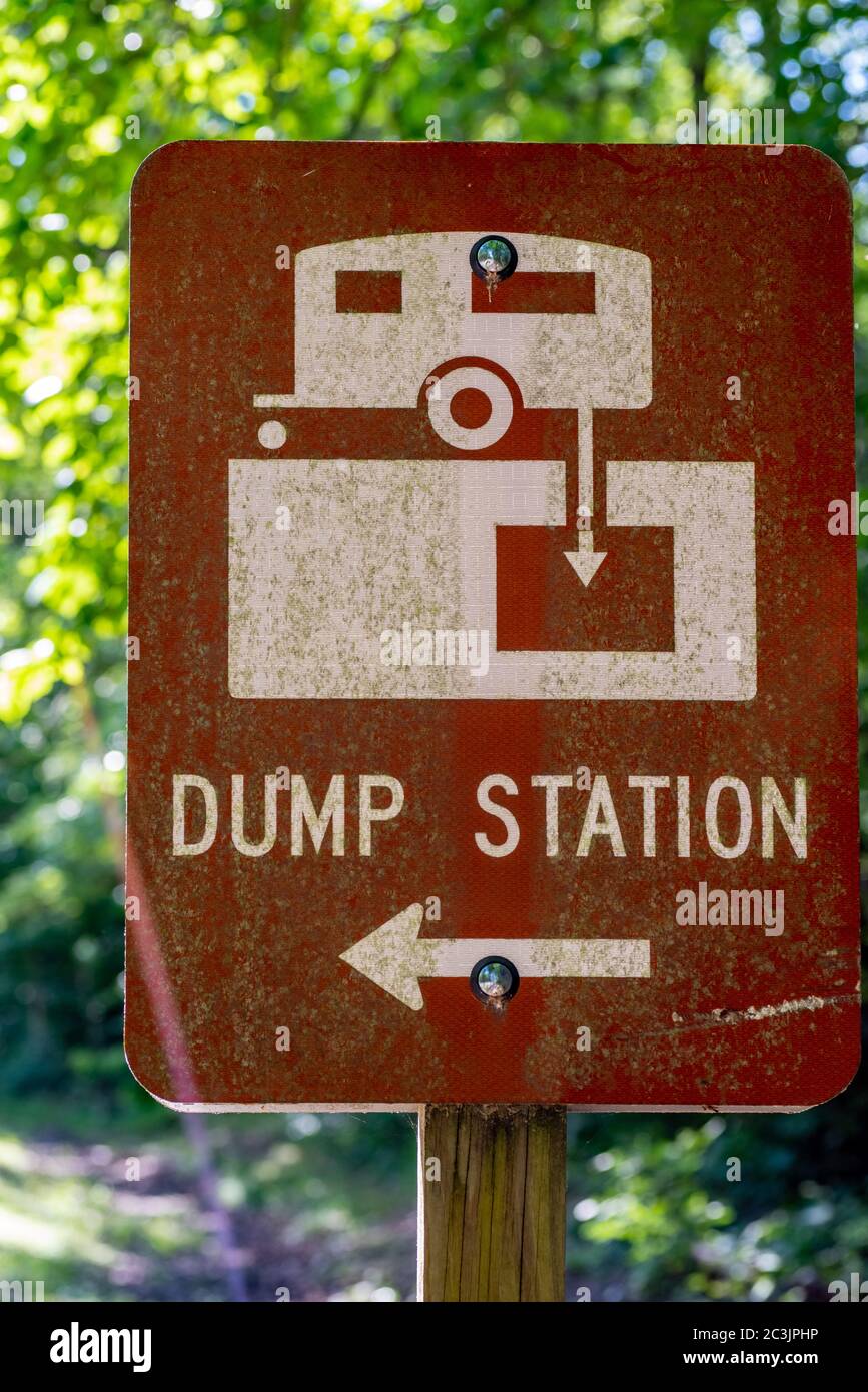 Schild für eine Mülldeponie in einem nationalen Waldrekreationsgebiet Stockfoto