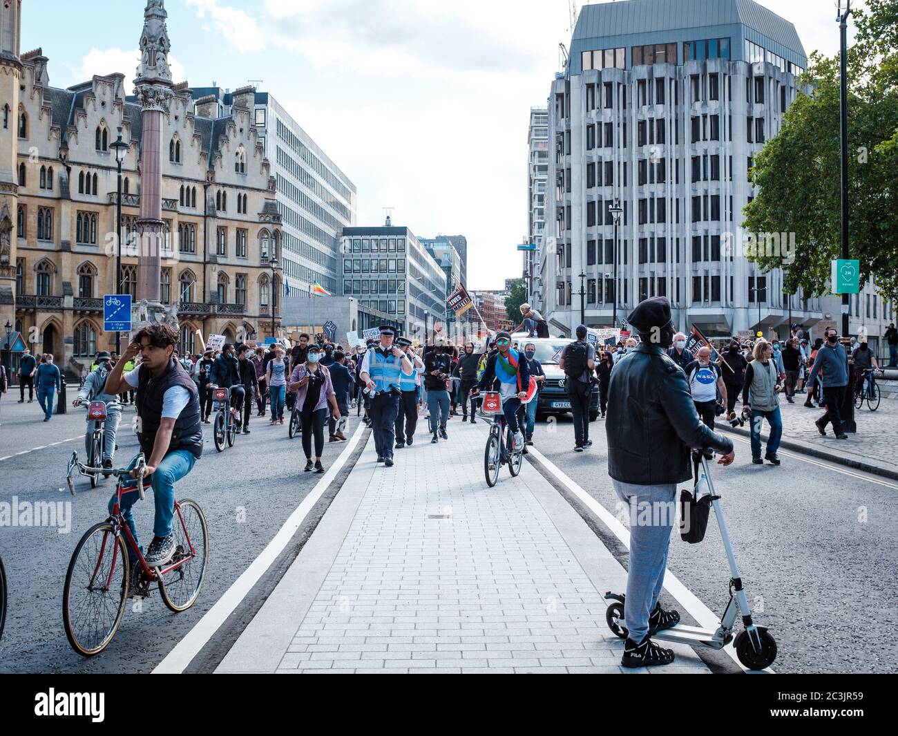 London, Großbritannien. Juni 2020. Ein friedlicher Protest führt die Tothill Street in London hinunter. Kredit: Yousef Al Nasser/ Alamy Live Nachrichten Stockfoto