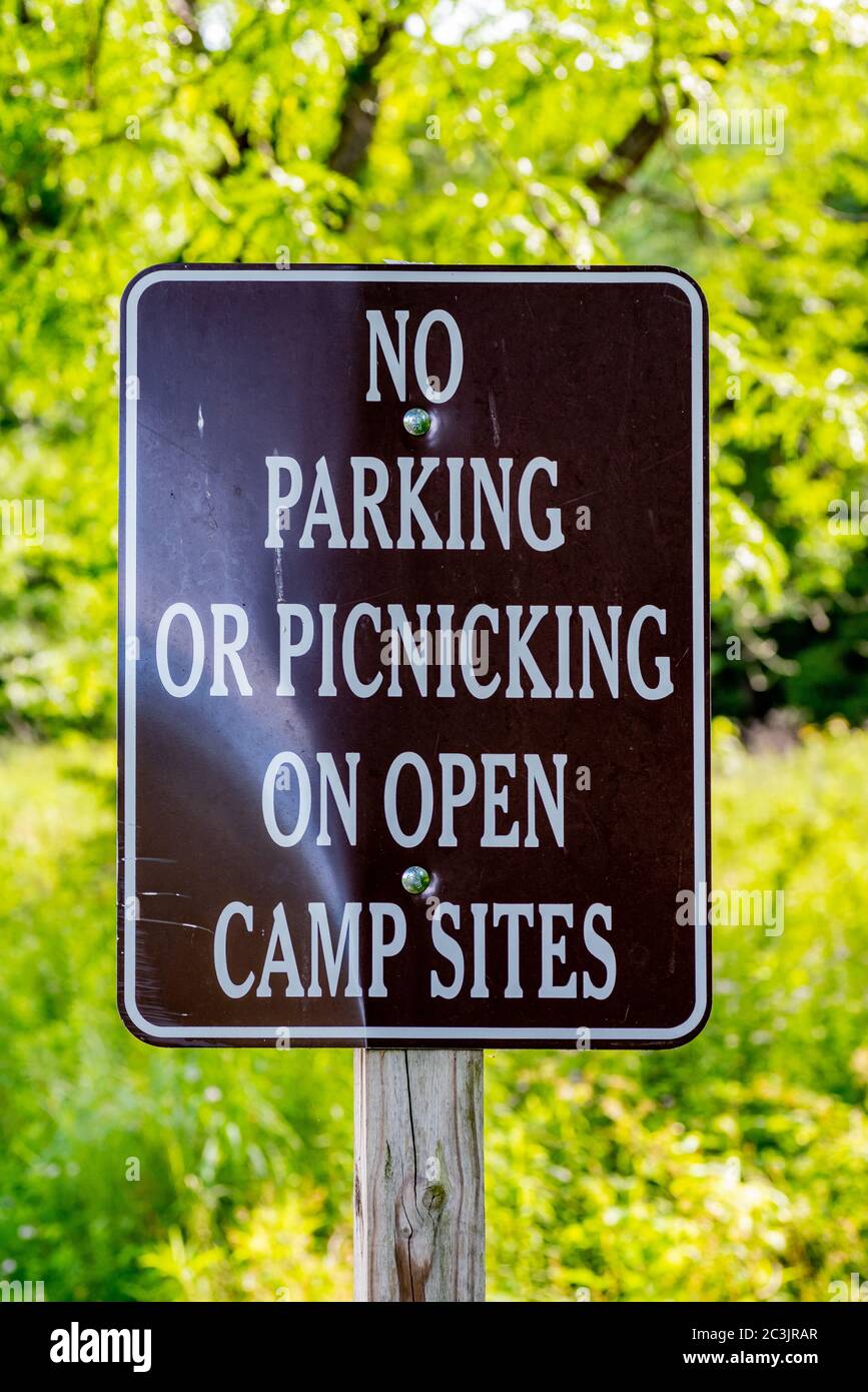 Melden Sie sich in einem nationalen Wald Warnung, dass kein Parken oder Picknicken sind auf offenen Campingplatz erlaubt Stockfoto