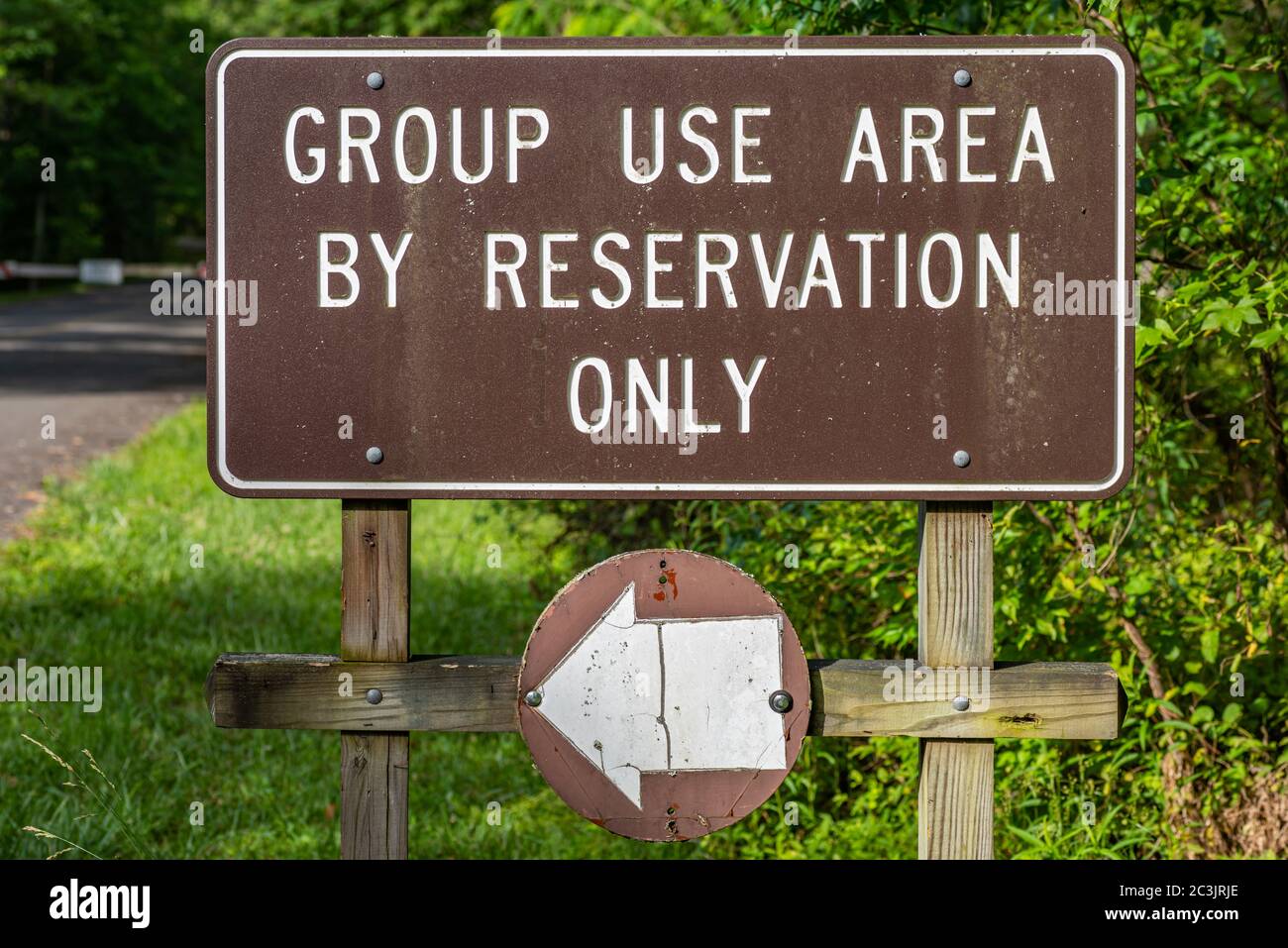 Richtungsschild in National Forest für Group Use Area Stockfoto