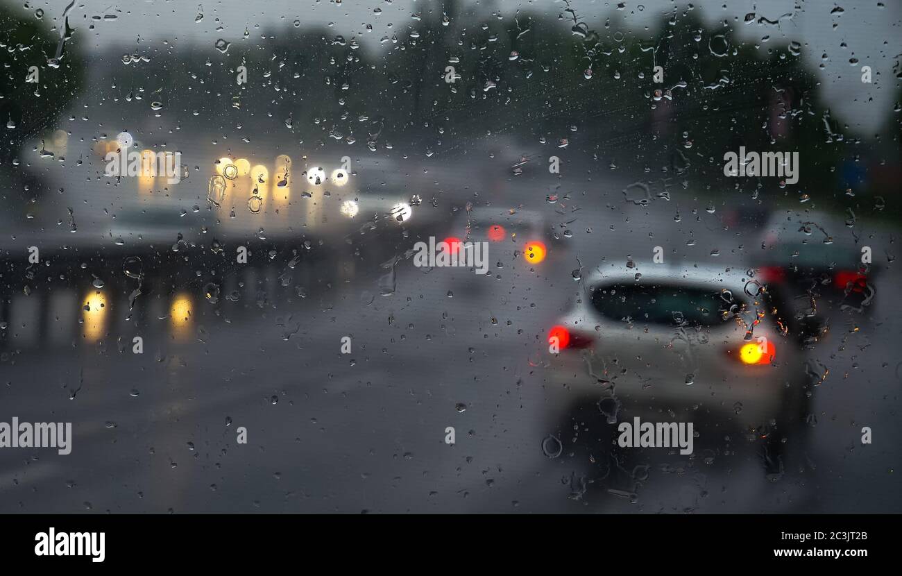 Otopeni, Rumänien - 17. Juni 2020: Autos fahren im Regen auf einem Teilstück der Europäischen Route E60 in Otopeni. Stockfoto