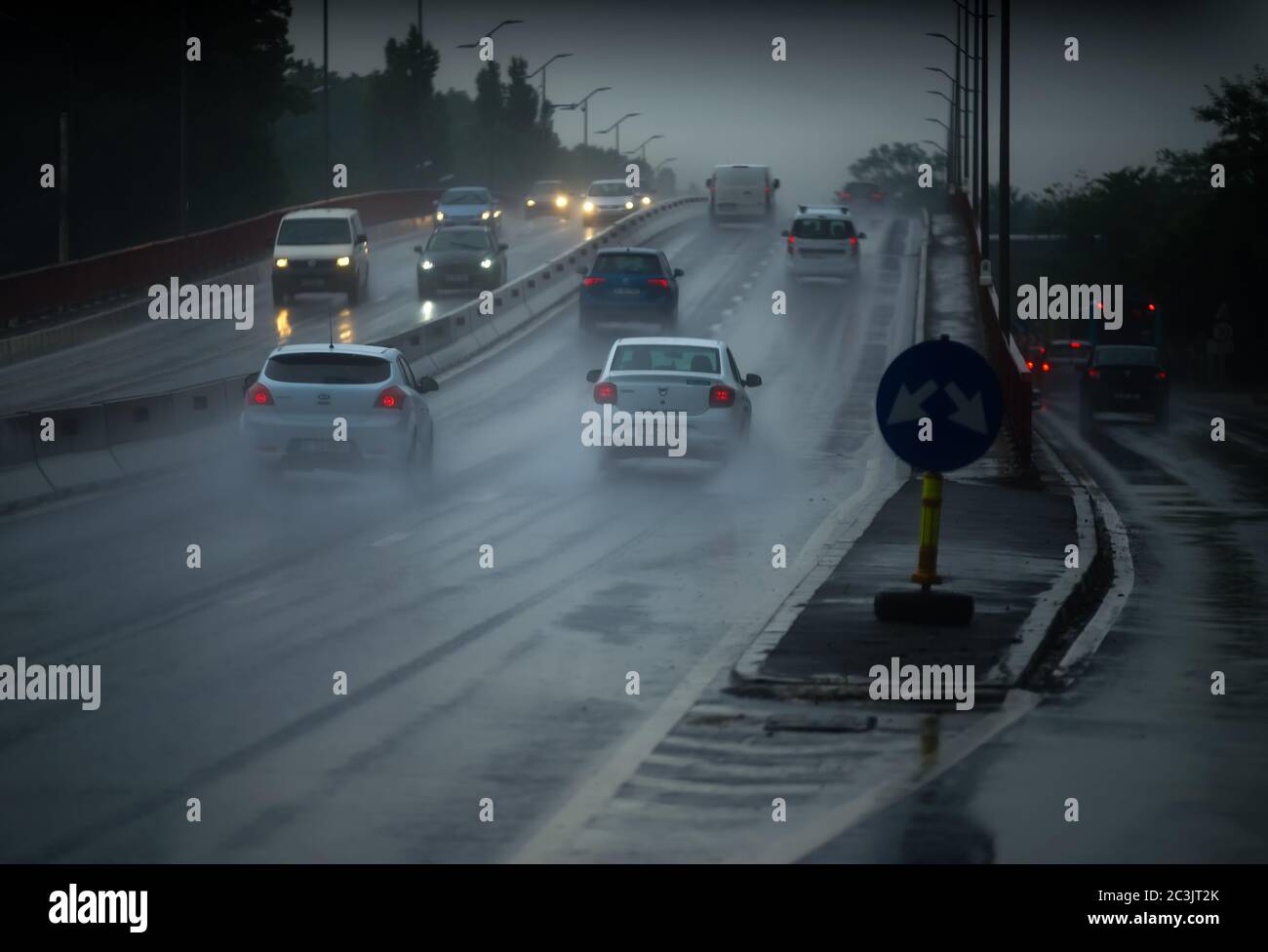 Otopeni, Rumänien - 17. Juni 2020: Autos fahren im Regen auf einem Teilstück der Europäischen Route E60 auf einer Brücke bei Bukarest Henri Coanda I Stockfoto