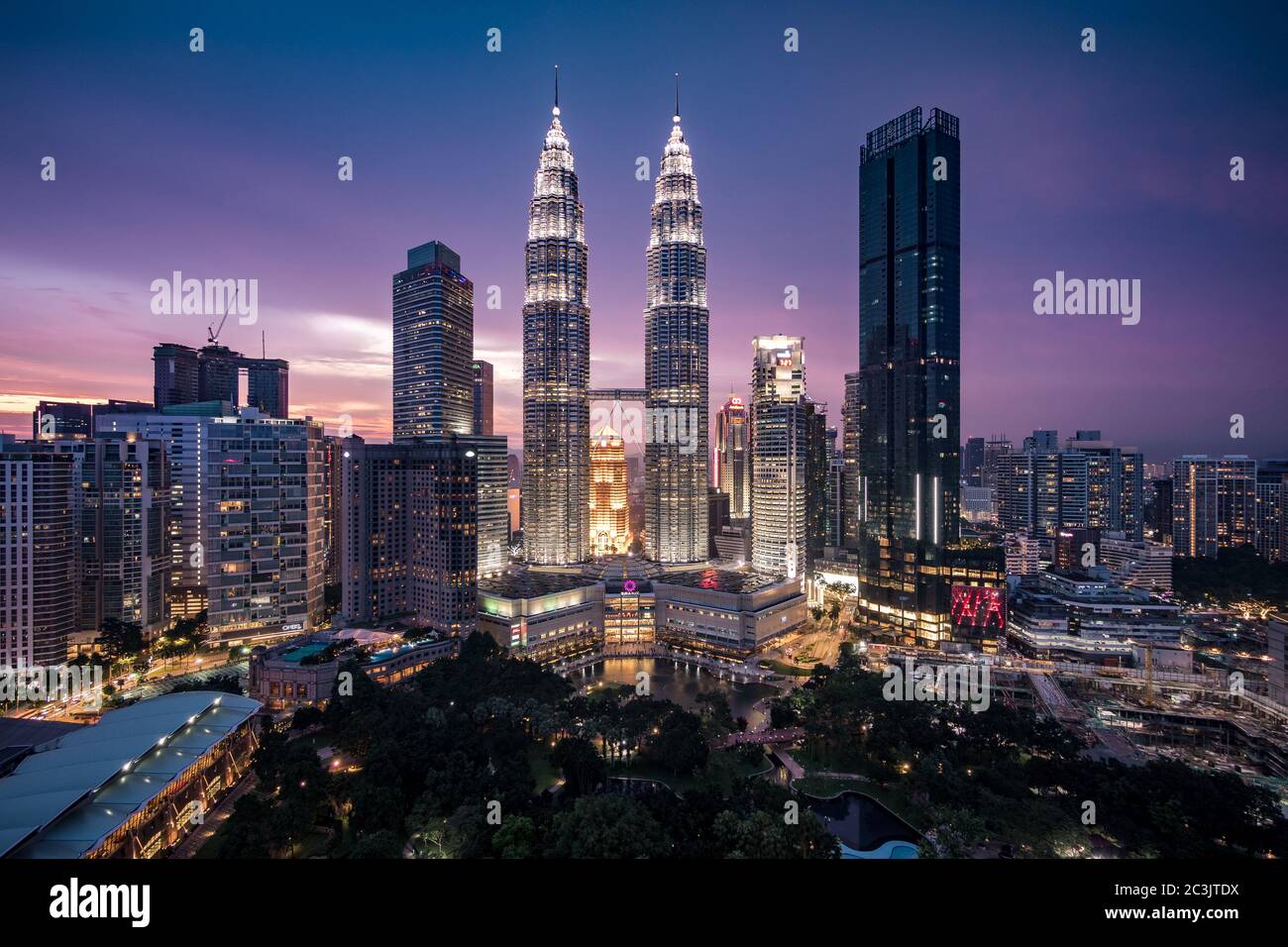 Kuala Lumpur City Centre aka KLCC Complex einschließlich nationaler Wahrzeichen Petronas Twin Towers in der Dämmerung in Kuala Lumpur, Malaysia. Stockfoto