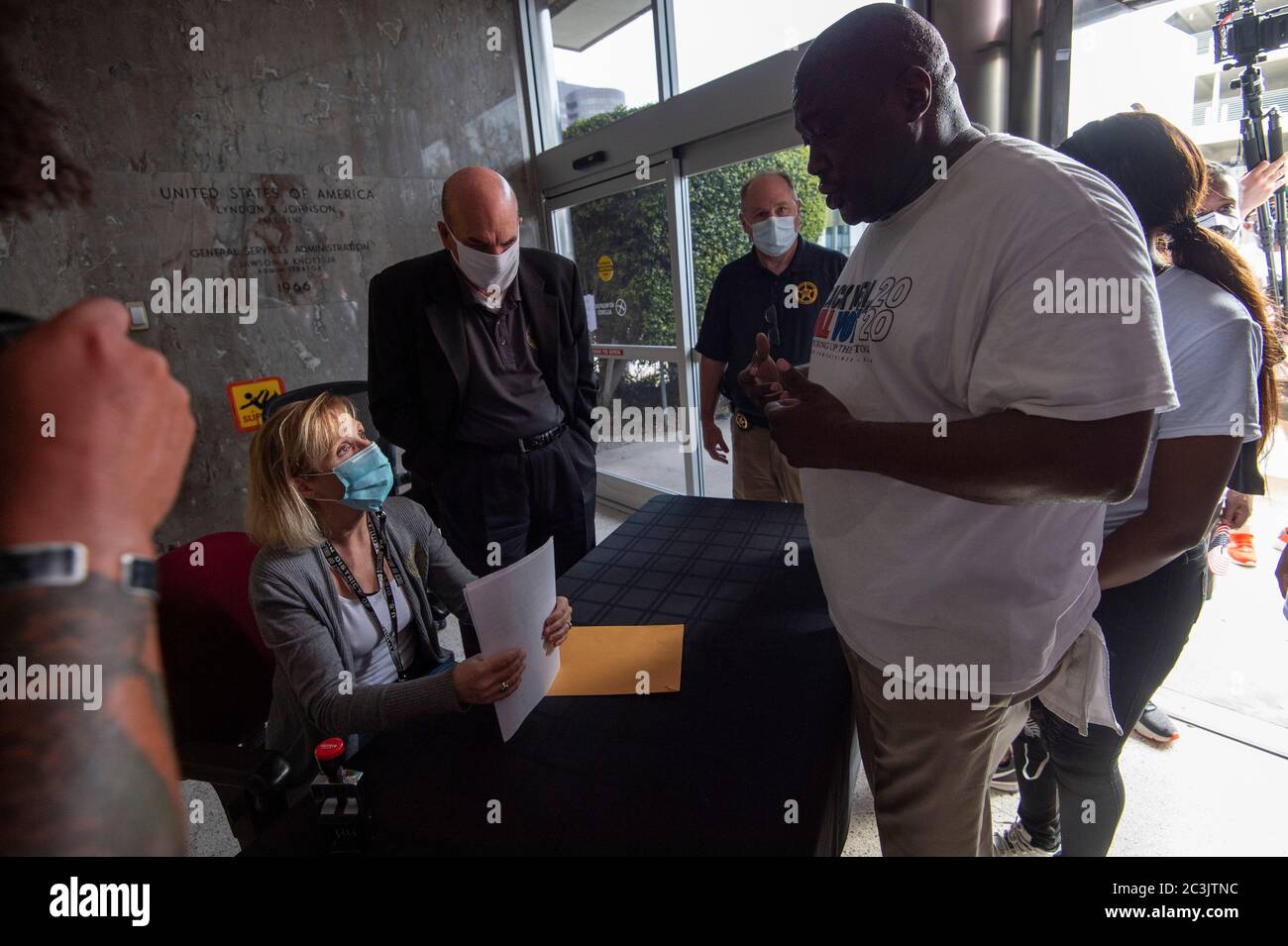 19. Juni 2020, Tulsa, Oklahoma, USA: Der Gründer der National Overcomers Leadership Conference, BRUCE CARTER, rechts, legt am Freitag im Bundesgerichtshof eine Klage im Wert von 150 Milliarden Dollar vor der Gerichtshofsklinderin JENNIFER NITE, links. Die Klage soll zwei Millionen Kleinunternehmen in ländlichen und marginalisierten Gemeinden dienen. Menschen nahmen an der Feier des 6. Juni im historischen Greenwood-Viertel von Tulsa, Oklahoma, Teil, wo die Black Wall Street in Amerika beheimatet ist, die 155 Jahre seit der Emanzipation-Proklamation in Texas anhält und die letzten versklavten Menschen in Amerika mehr als zwei Jahre befreit Stockfoto