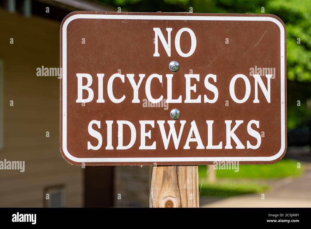 Keine Fahrräder auf Gehwegen Zeichen in einem Park Stockfoto