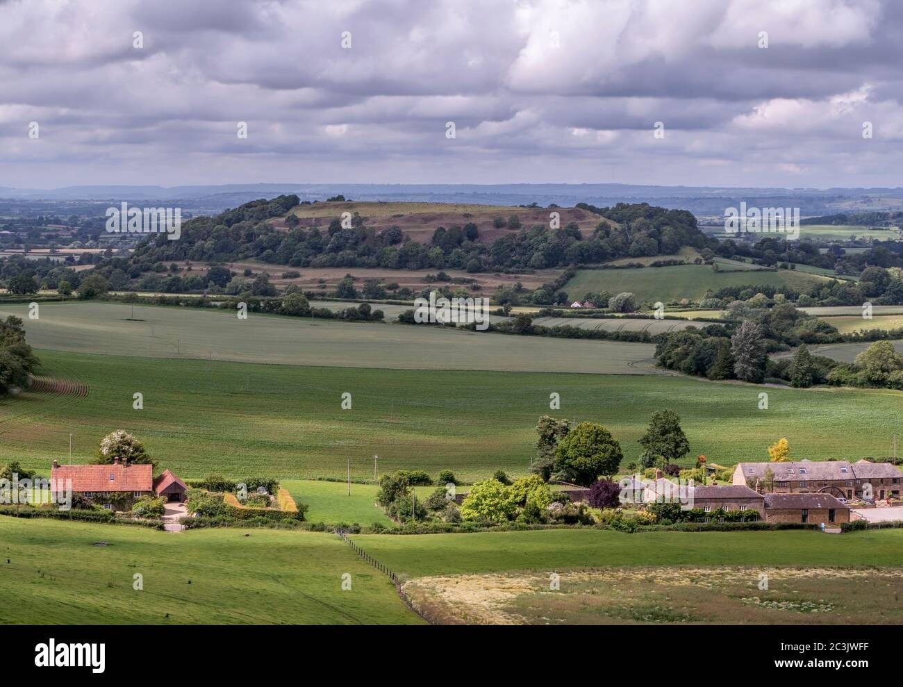 Blick auf Cadbury Castle - Bronze und Eisenzeit Hillfort in Somerset in England Stockfoto