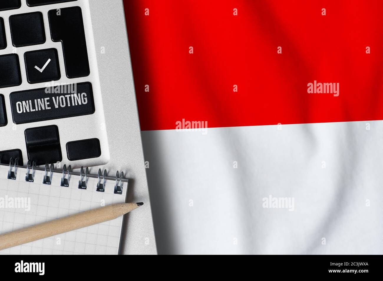 Online-Abstimmungskonzept in der Republik Indonesien. Tastatur in der Nähe der Länderflagge. Stockfoto