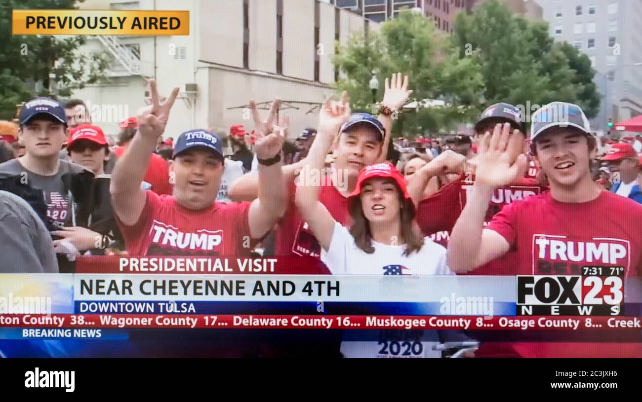 Tulsa, Oklahoma, USA. Juni 2020. Ein Bildschirm aus der Fernsehberichterstattung über die Trump-Rallye in Tulsa inmitten der COVID-19-Pandemie. Die Kundgebung findet trotz mehrerer gesundheitlicher Warnungen statt, dass sich eine Versammlung von 19,000 Personen in einer Indoor-Arena als ein Coronavirus-Superstreuer-Ereignis erweisen könnte. Kredit: Brian Cahn/ZUMA Wire/Alamy Live Nachrichten Stockfoto