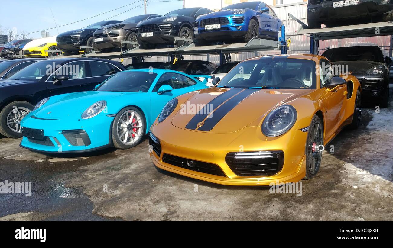 Moskau, Russland - 09. Mai 2019: Golden Porsche 911 Exclusive Serie. Limitierte Auflage. Zahl dreihundert siebenunddreißig. In der Welt wurden nur 500 Autos produziert. Nahe geparkt blau 911 GT3 RS Stockfoto