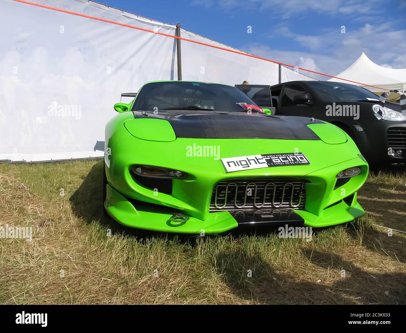 Moskau, Russland - 25. Mai 2019: Getunten grünes Auto Mazda RX 7 mit Kohlefaser-Haube und ein Karosserie-Kit. Steht auf dem Gras. Stockfoto