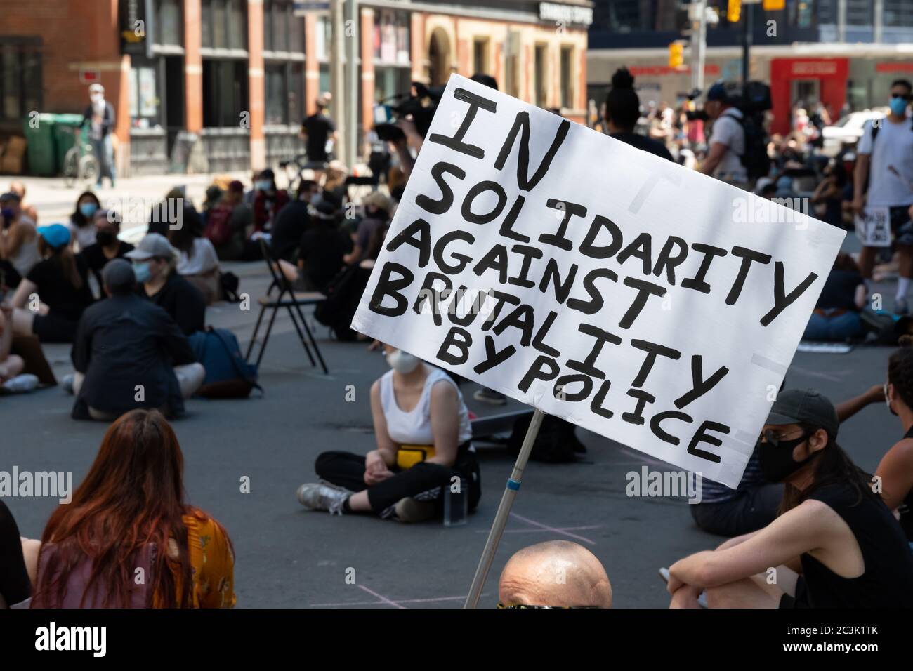 Demonstranten schließen sich bei einem Protest "Not Another Black Life" in Toronto, Ontario, der Solidarität gegen Polizeibrutalität an. Stockfoto