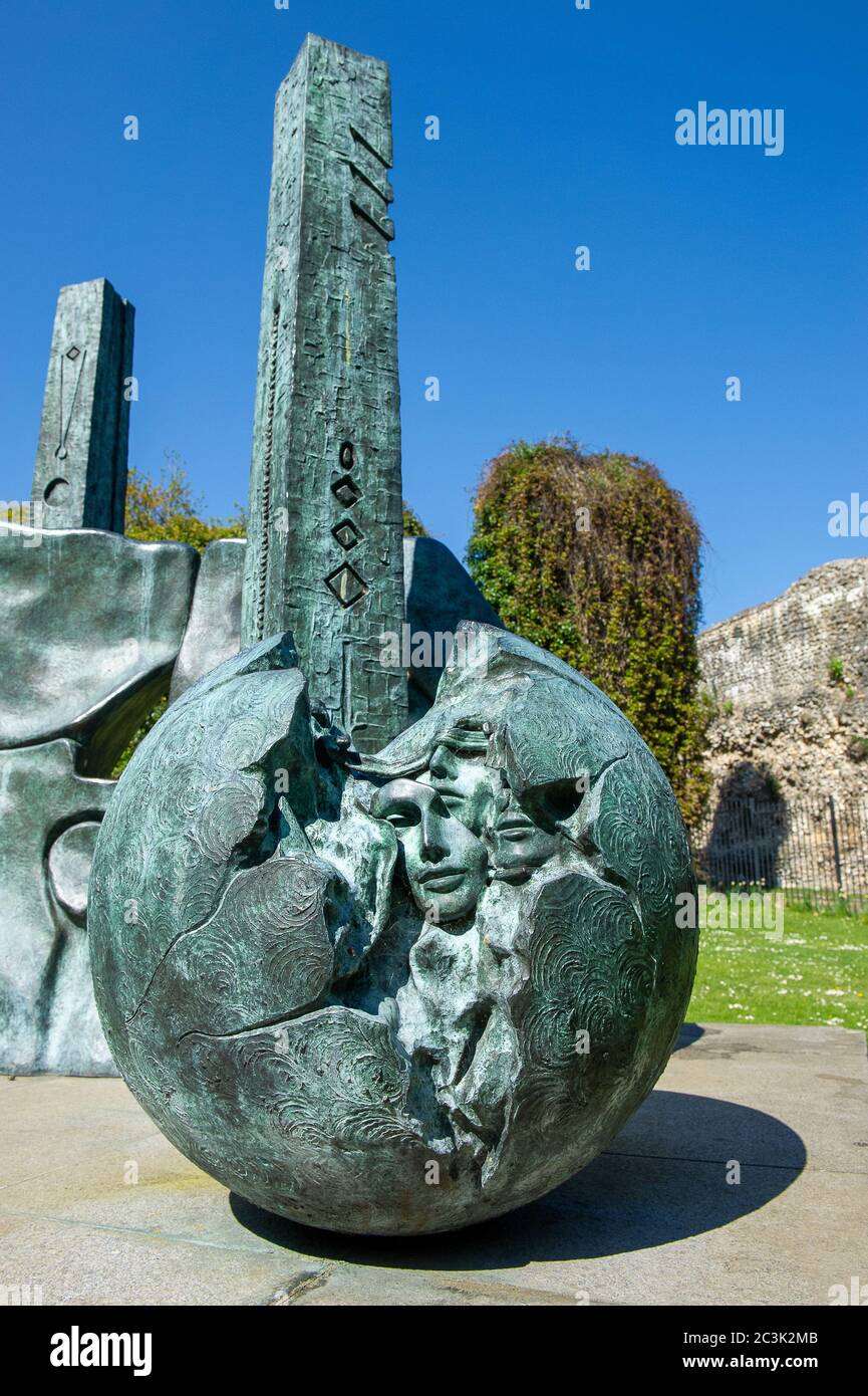 Reading, Berkshire, Großbritannien. April 2015. Die Skulptur Interpretation von Ruinen auch genannt The Balls Head von dänischen Bildhauer Jens Flemming Sørensenin in den Gärten von Reading Abbey in Reading Town Center, Reading, Berkshire. Quelle: Maureen McLean/Alamy Stockfoto
