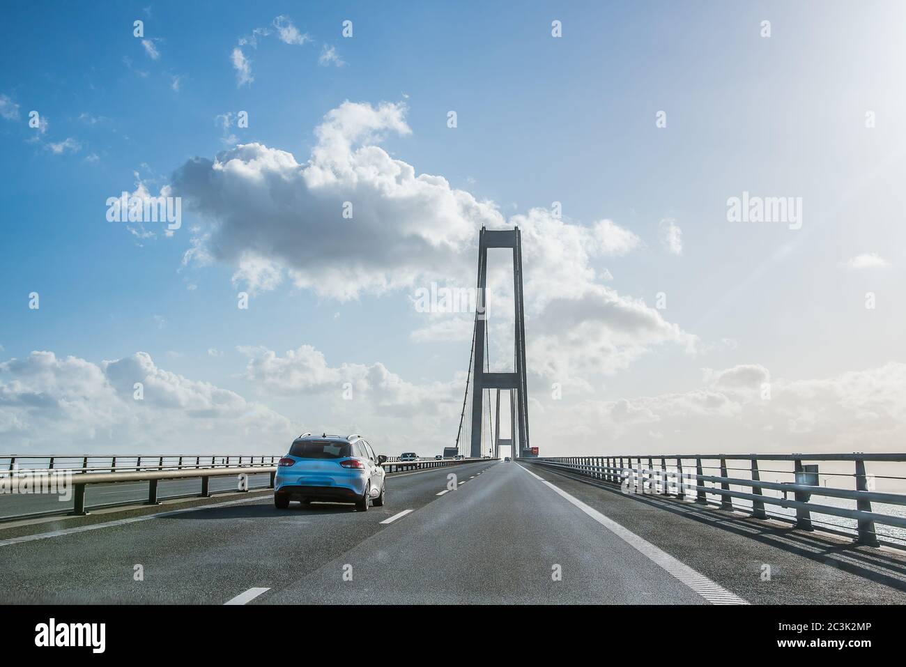Autos auf dem Großen Gürtel Feste Verbindung zwischen den dänischen Inseln Seeland und Fünen, Dänemark, 23. Mai 2020 Stockfoto