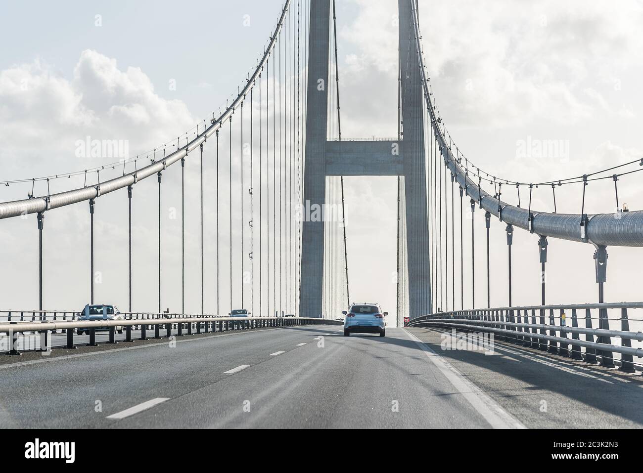 Autos auf der Hängebrücke über den großen Gürtel in Dänemark, Mai 23 2020 Stockfoto