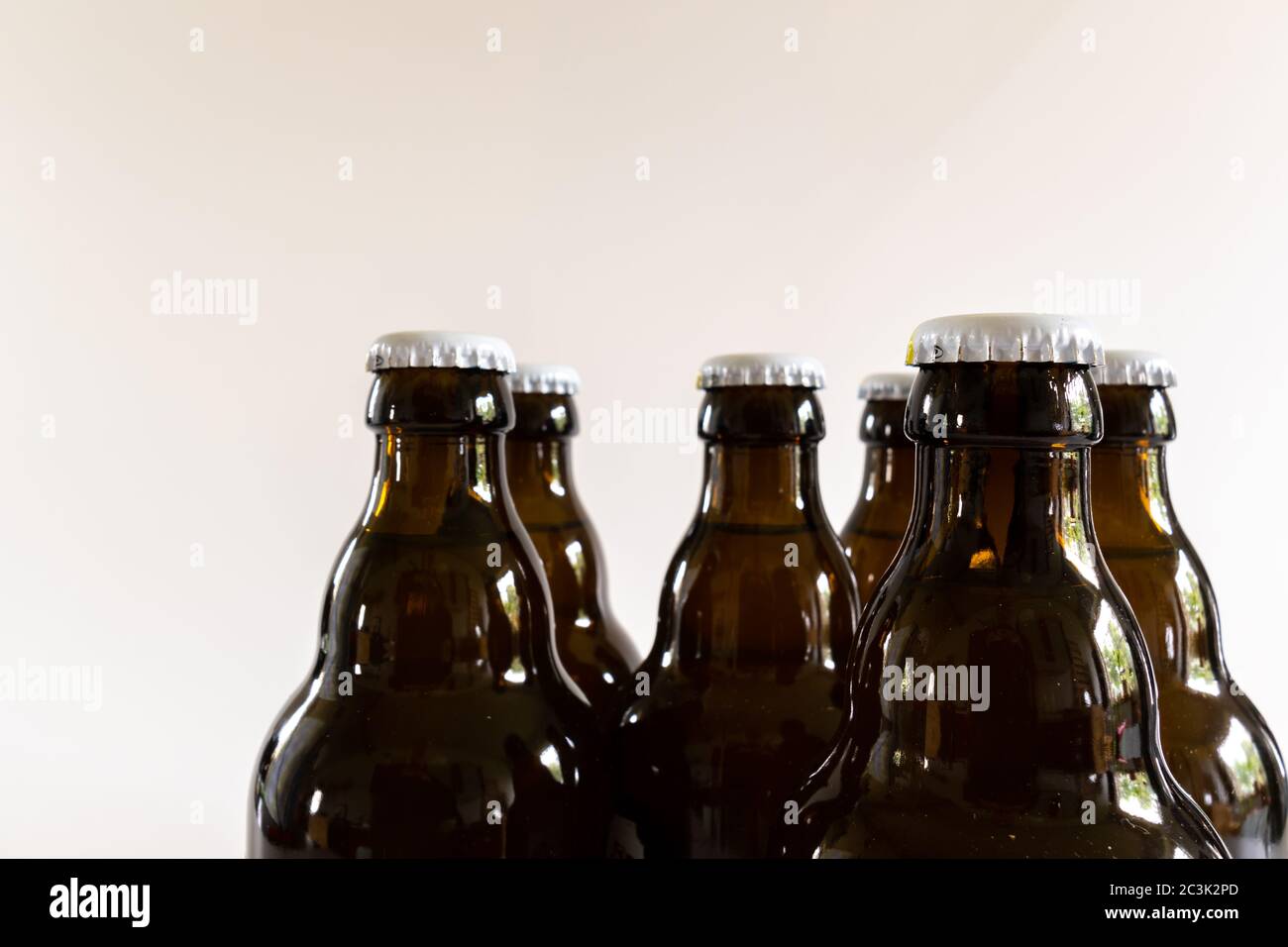 Teilansicht, Nahaufnahme von Bierflaschen, mit Kronkorken versiegelt. Stockfoto