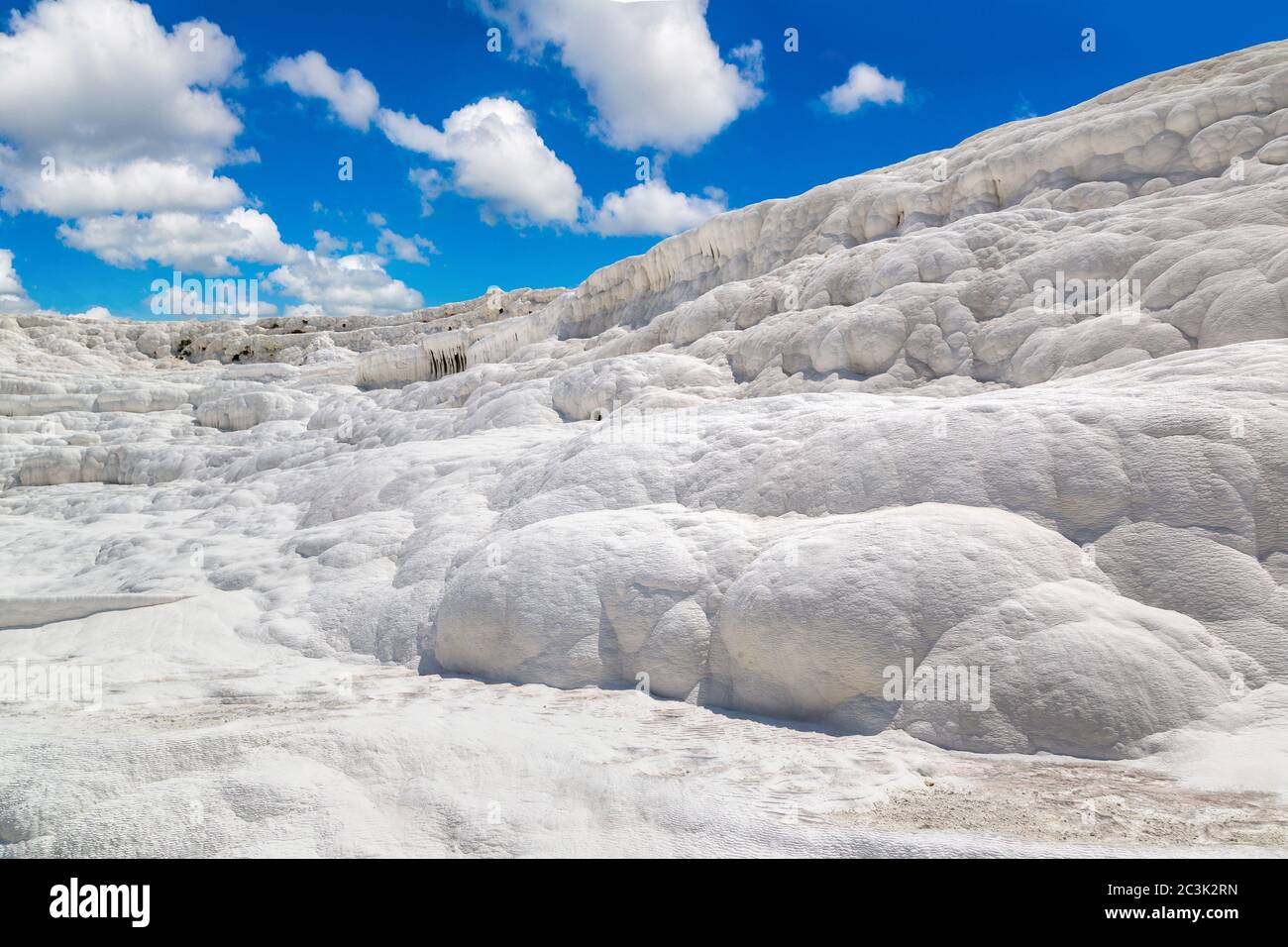 Travertin Pools und Terrassen in Pamukkale, Türkei in einem schönen Sommertag Stockfoto