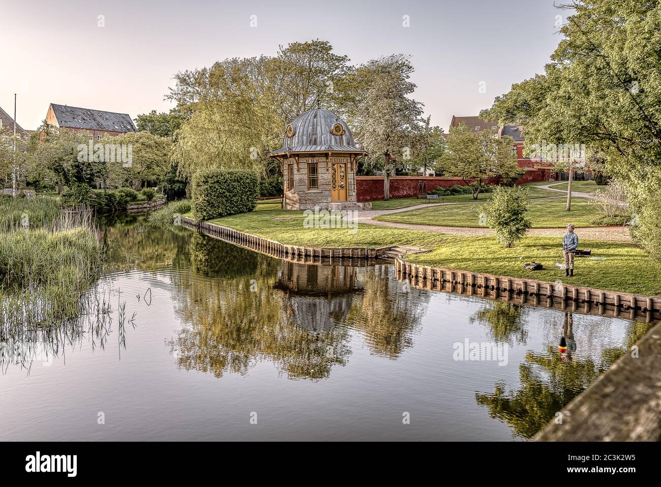 Junge Angeln im ruhigen Wasser des Ribe Flusses, Ribe, Dänemark, 29. Mai 2020 Stockfoto