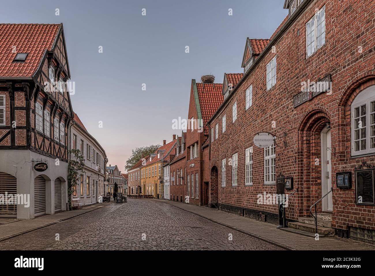 Eine alte gepflasterte Straße in der mittelalterlichen Stadt Ribe, Dänemark, 29. Mai 2020 Stockfoto