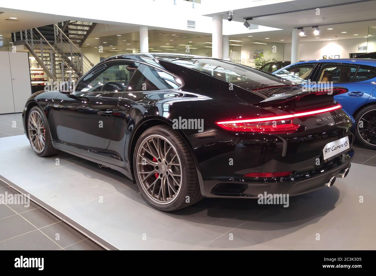 Moskau. Februar 2019. Porsche 911 Carrera 4S 991 schwarz im Ausstellungsraum des Autohauses Stockfoto