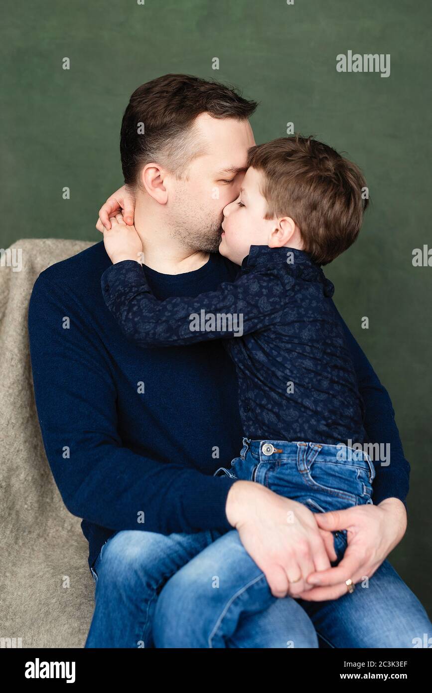 Umarmungen Kussen Stockfotos Und Bilder Kaufen Alamy