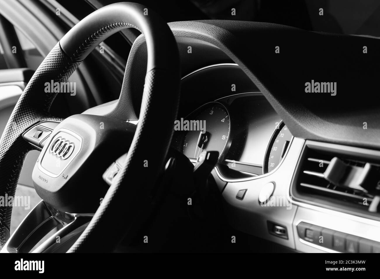 Moskau. Oktober 2018. Audi Q7 S line Innenraum. In schwarz und silber Stockfoto