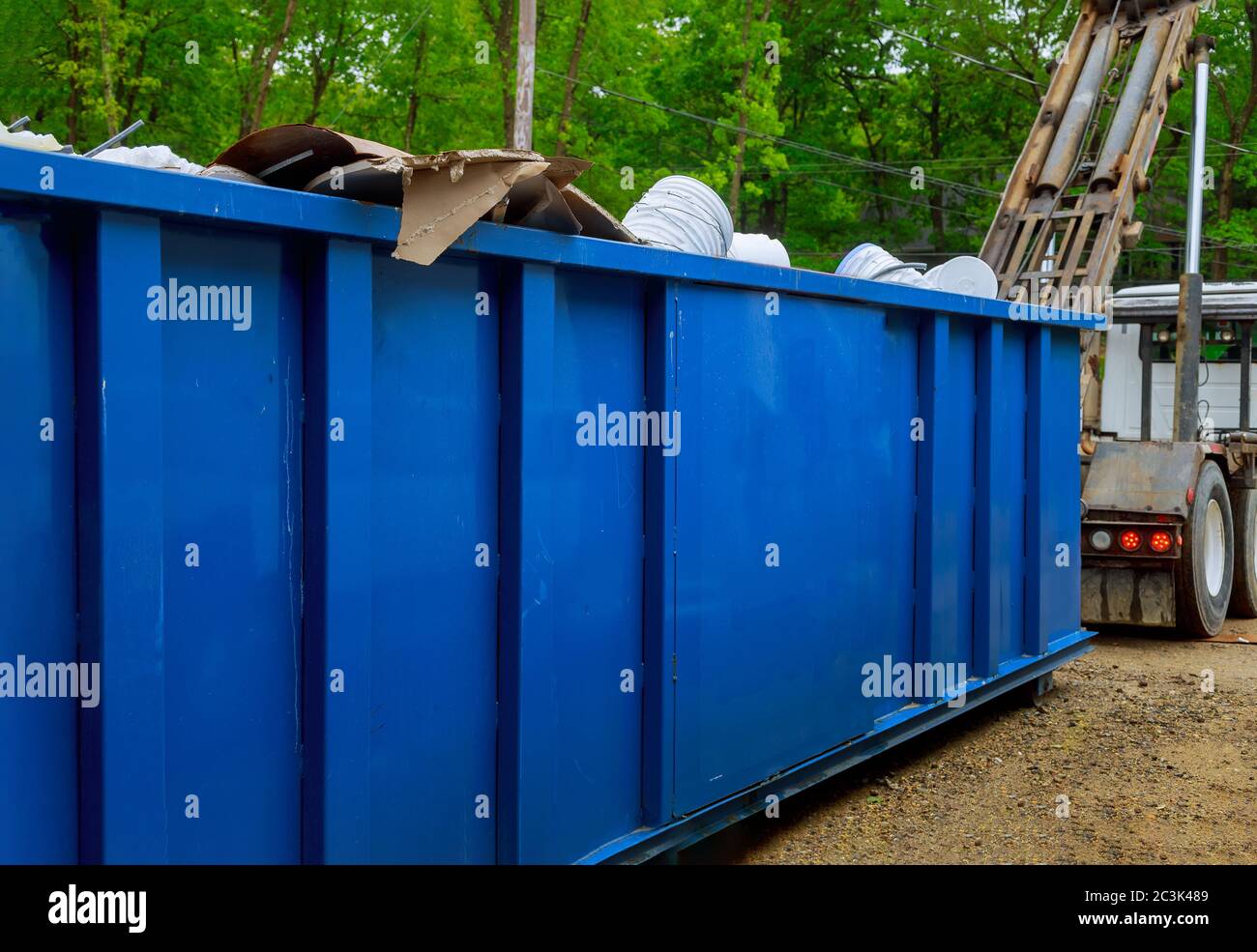 LKW beladen einen vollen Recycling-Container Müllcontainer mit Müllcontainer Müll Stockfoto