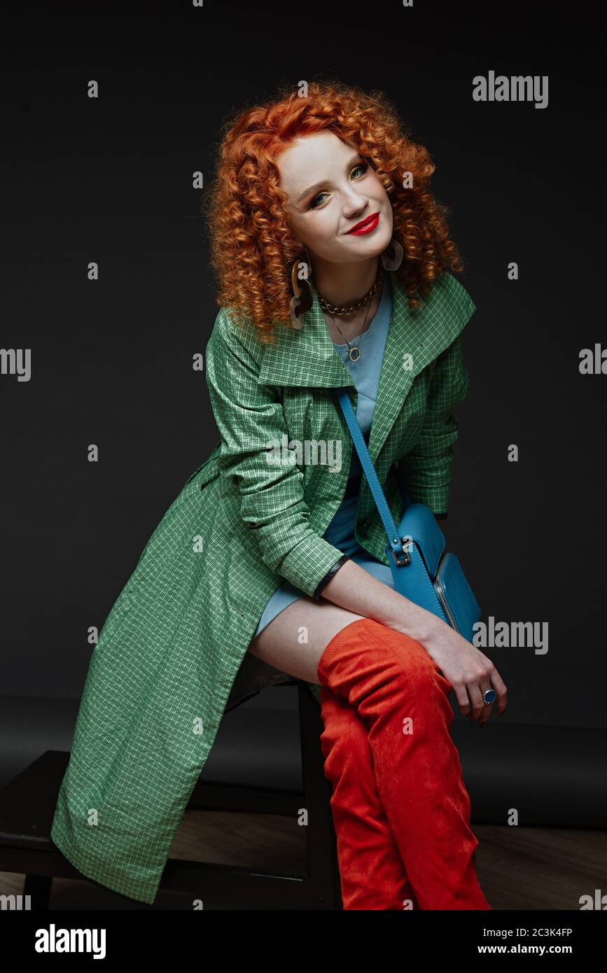 Mädchen mit roten lockigen Haaren lächelt, glücklicher Mann, roter Lippenstift auf den Lippen, stilvolle Bild Stockfoto