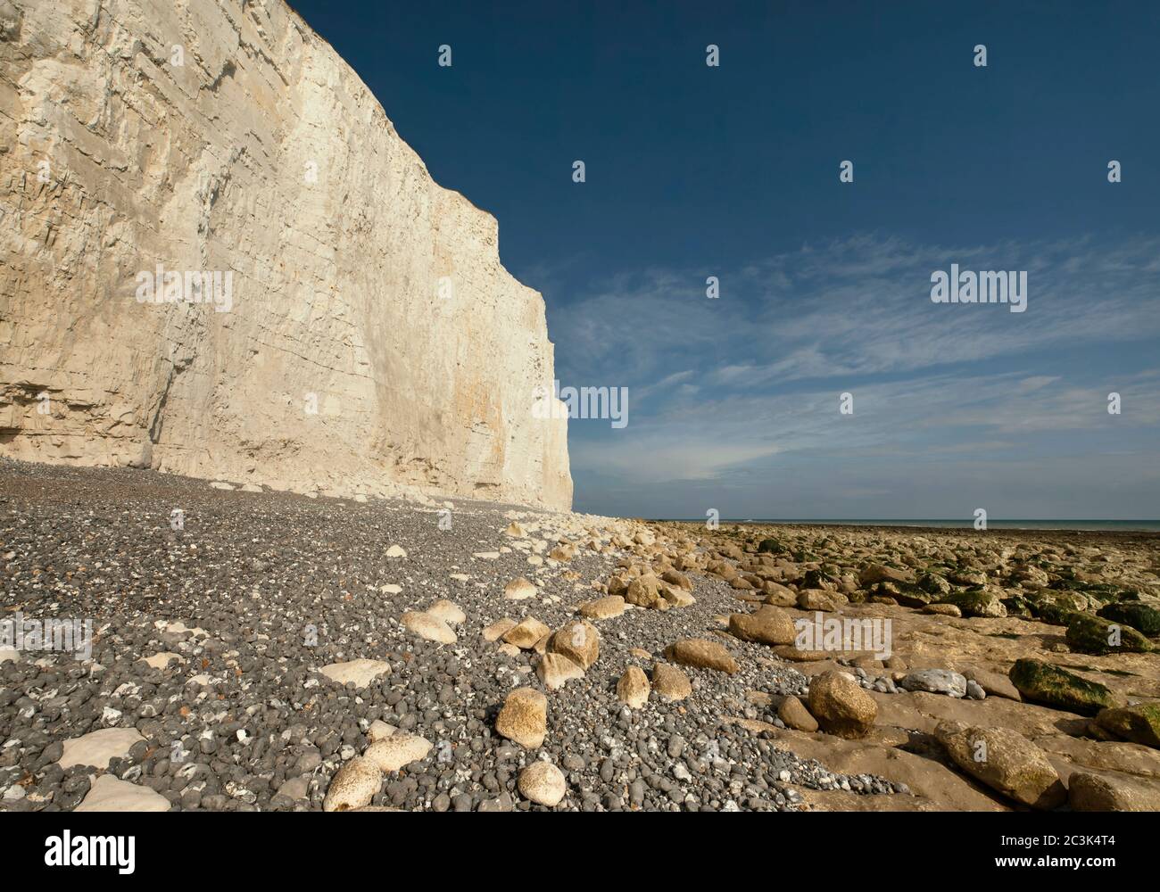 Blick auf Kreidefelsen und Kiesstrand in Seven Sisters, Sussex, Großbritannien Stockfoto