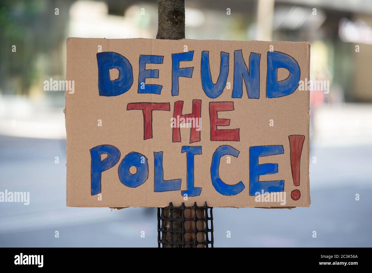 Ein Schild ruft dazu auf, die Polizei bei einem Protest in Toronto, Ontario, zu definanzieren, der von 'Nicht einem anderen Schwarzen Leben' organisiert wird. Stockfoto