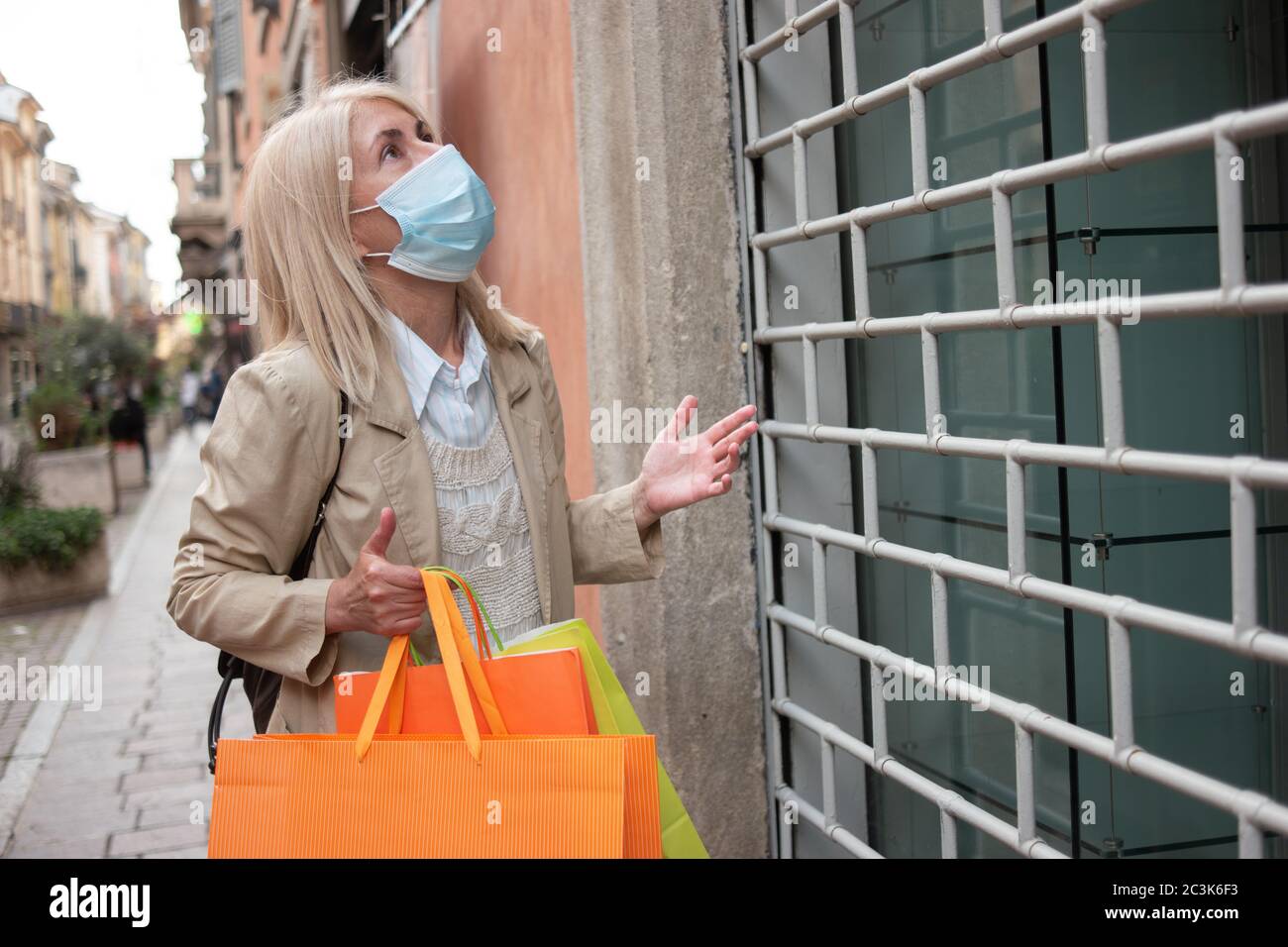 Wütend und überrascht Kunden vor einem Geschäft geschlossen wegen Coronavirus Pandemie Stockfoto