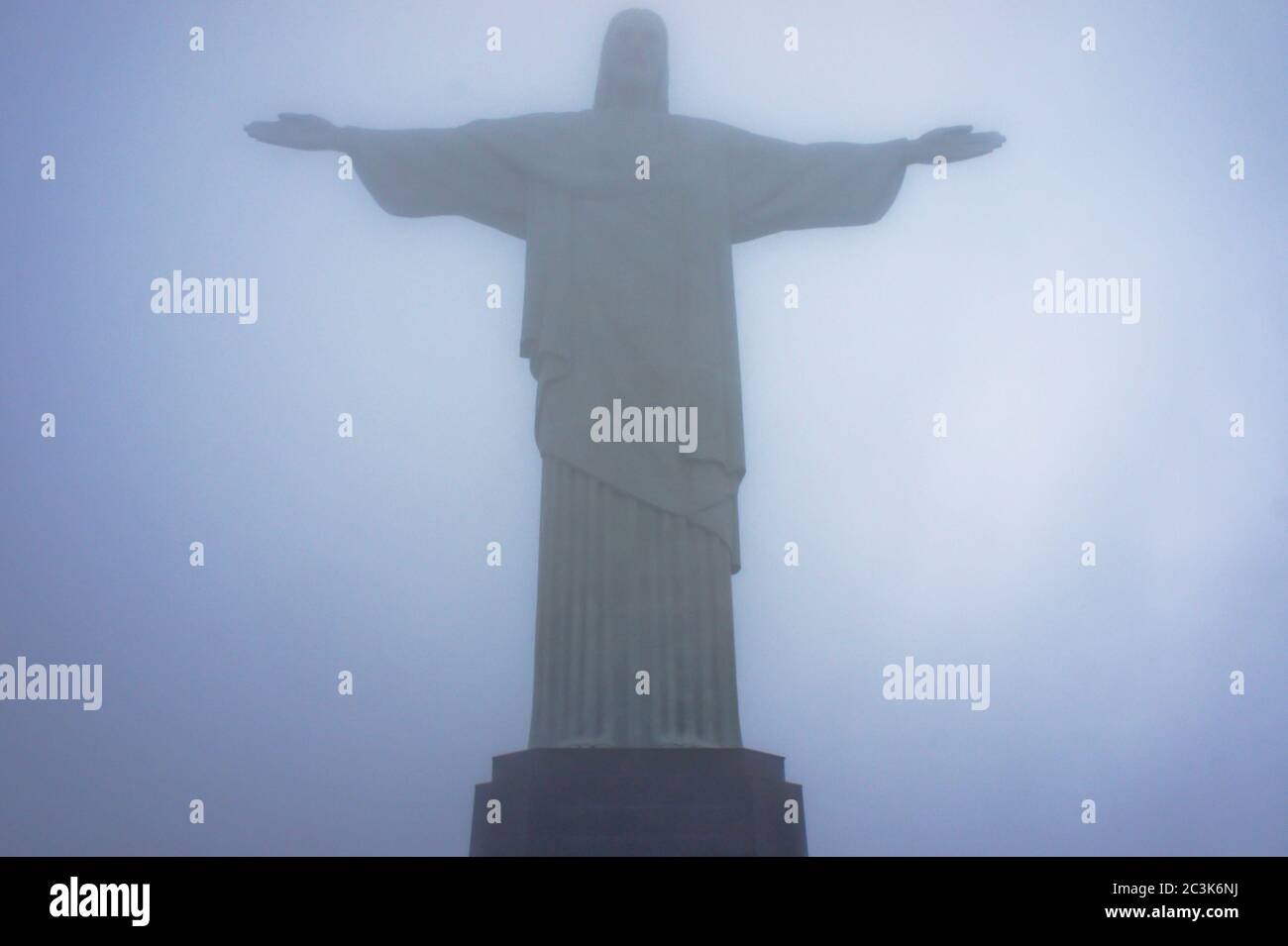 Rio de Janeiro, Jesus Christus der Erlöser Statue im Nebel, Brasilien Stockfoto