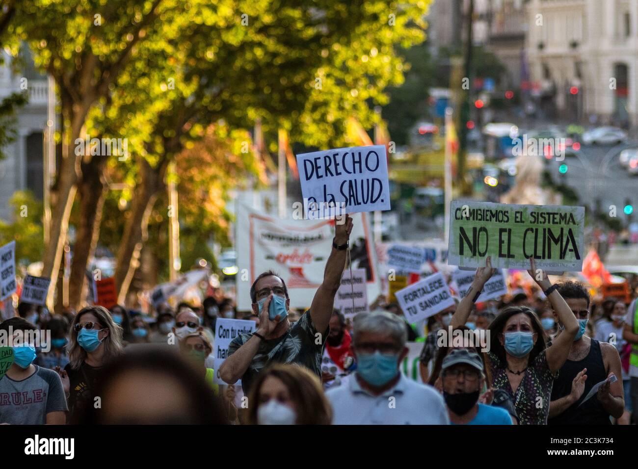 Madrid, Spanien. Juni 2020. Madrid, Spanien. Juni 20, 2020. Ein Mann, der während einer Demonstration zur Unterstützung des öffentlichen Gesundheitssystems und gegen die Privatisierung schrie und ein Plakat mit der Aufschrift "Recht auf Gesundheit" trug. Die Beschäftigten des Gesundheitswesens führen während der Krise des Coronavirus Proteste gegen die Unsicherheit ihrer Arbeit durch. Quelle: Marcos del Mazo/Alamy Live News Stockfoto